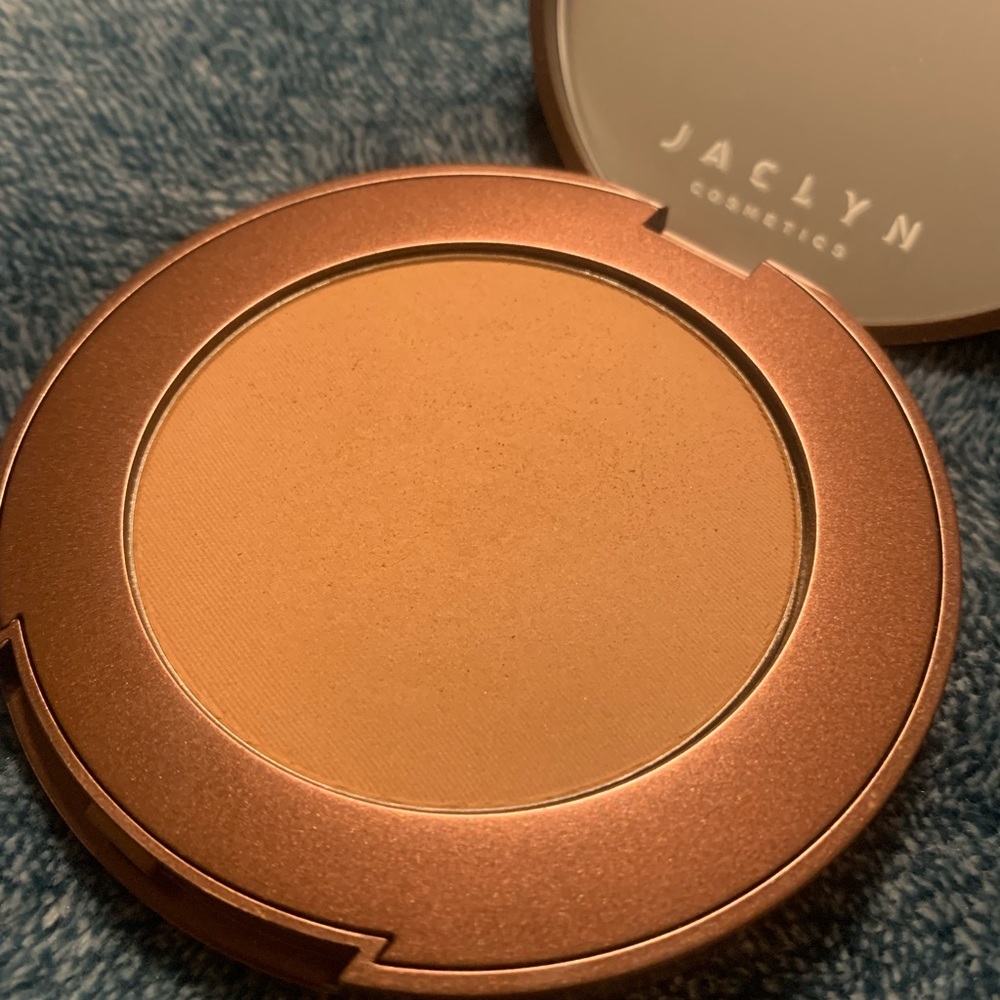 Jaclyn Cosmetics Sun Bathe Pressed Powder Bronzer in Shade Vitamin D.